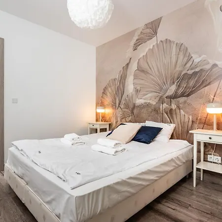 Blossom - Old Town - By Upstairs Apartment *
